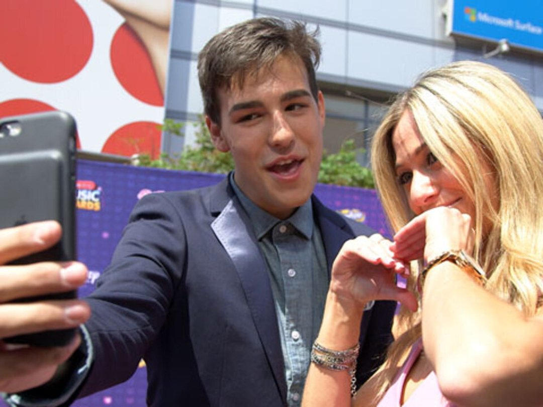 Jacob Whitesides is "Lovesick" for Bea Miller