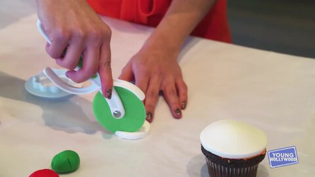 How to Make BB-8 Holiday Star Wars Cupcakes