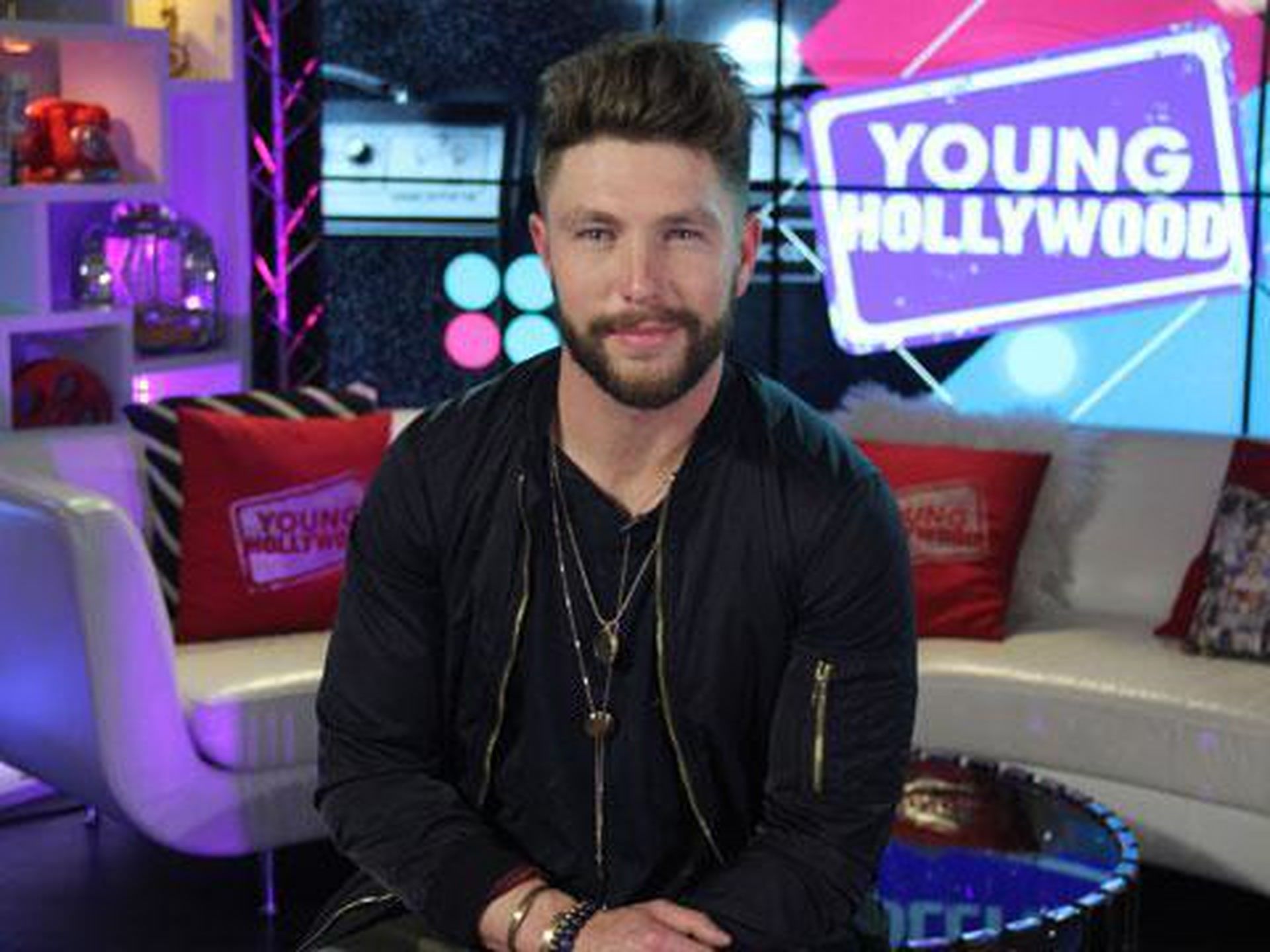 Chris Lane Performs Live & Talks Dating Dealbreakers