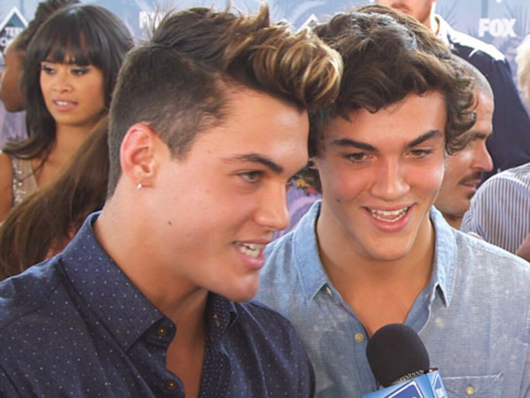 Dolan Twins Interact with Fans On Live Stream at Teen Choice