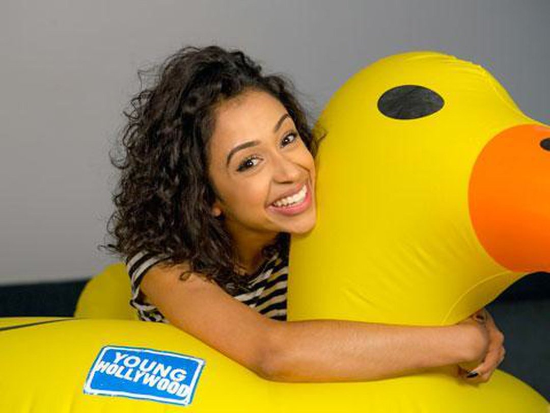 Liza Koshy Fangirls Over Joey Graceffa at VidCon