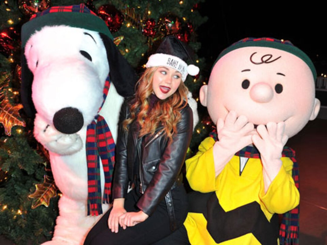 Knott's Merry Farm Christmas Tree Lighting with Austin North, Brec Bassinger, Travis Barker, & More