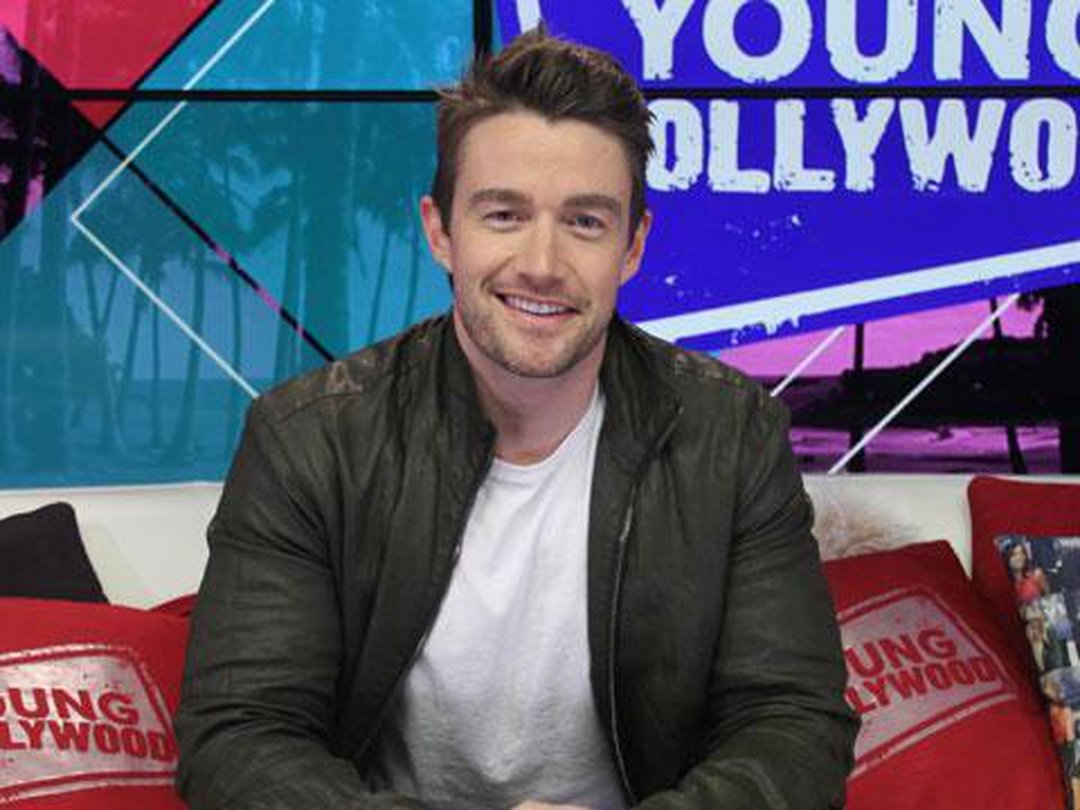 iZombie’s Robert Buckley Plays What’s in Your Bag?