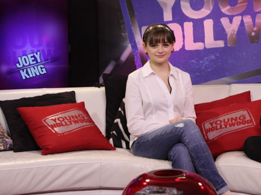"Fargo" Star Joey King on Her Cast Mates, Accents, & Dancing
